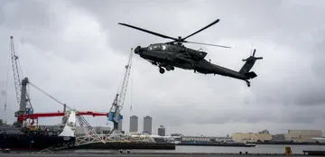 Legerhelikopter in Rotterdamse haven