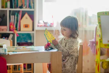 'Kinderen moeten niet vaker dan twee keer per week naar opvang'