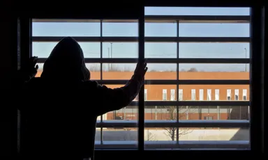 Ontsnappingen, gijzelingen & steekpartijen: hoe lossen we de problemen in jeugdgevangenissen op?
