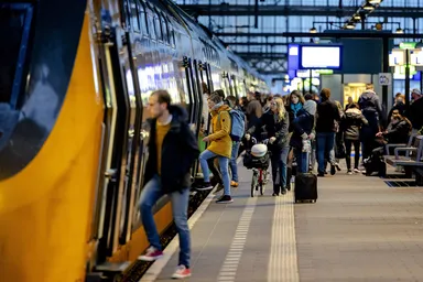 Zorgt een studentloze spits voor minder drukte in de trein?