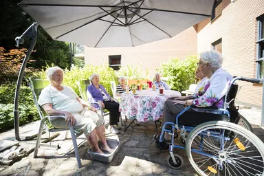 Moeten bejaardentehuizen weer terugkomen? 'Ik wil niet dat mijn dochter mij verzorgt'