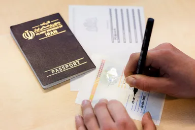 Ver­blijfs­ver­gun­ning van vluch­te­lin­gen in gevaar door 'nep­be­ke­ring' tot christendom