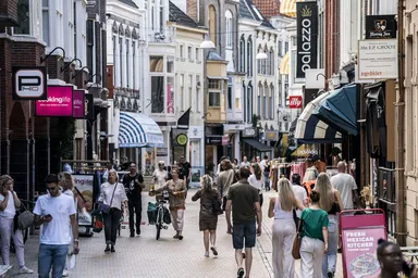 Steeds meer winkels verdwijnen: heeft de winkelstraat nog wel toekomst?