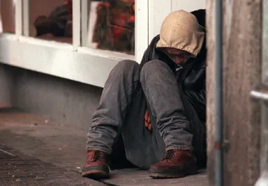 Moeten mensen die geld geven aan bedelaars een boete krijgen?