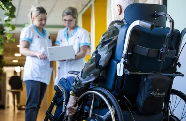 Sleutelen we te lang door aan onze ouderen?