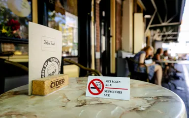 Bij dit café mag je niet meer roken én vapen op het terras: 'Ik krijg doodsverwensingen'