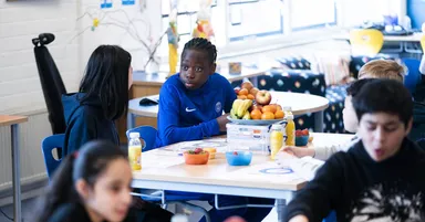 Moeten gratis school­maal­tij­den blijven? '1 op de 4 kinderen gaat zonder ontbijt naar school'