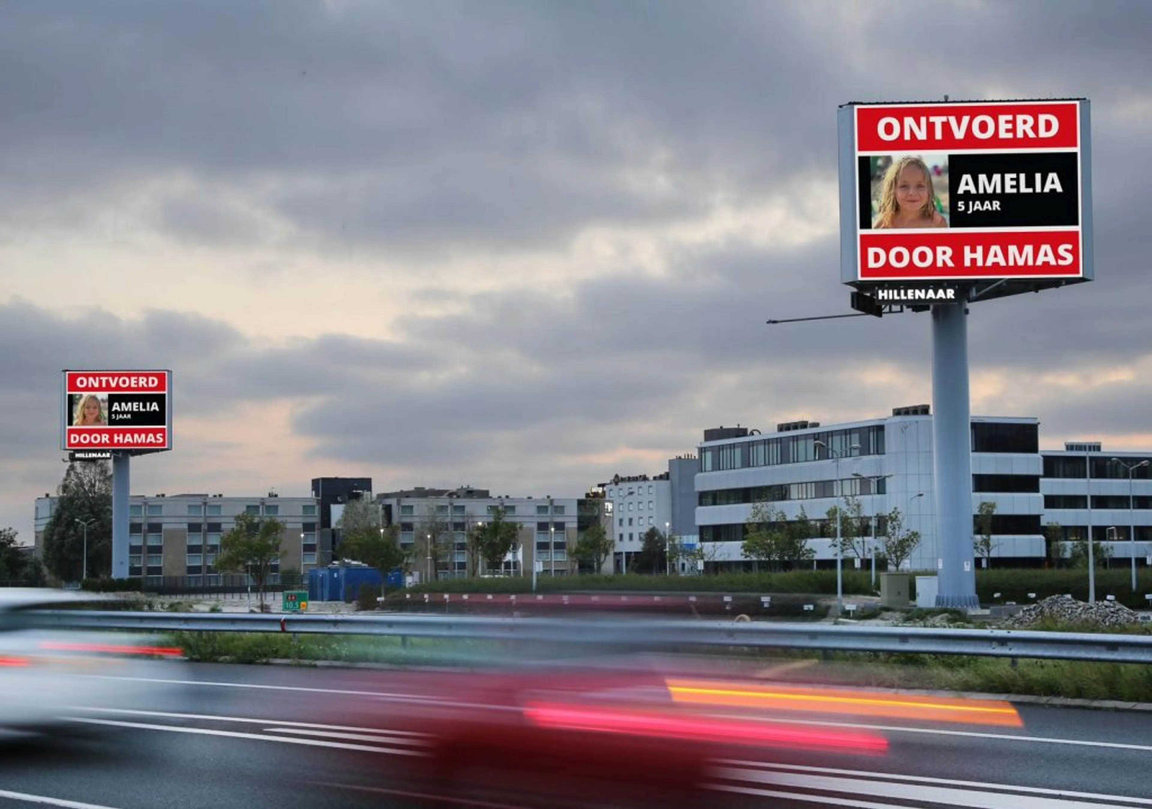 Enorme billboards met portretten van ontvoerde Israëlische burgers langs de snelweg: is dat verantwoord?