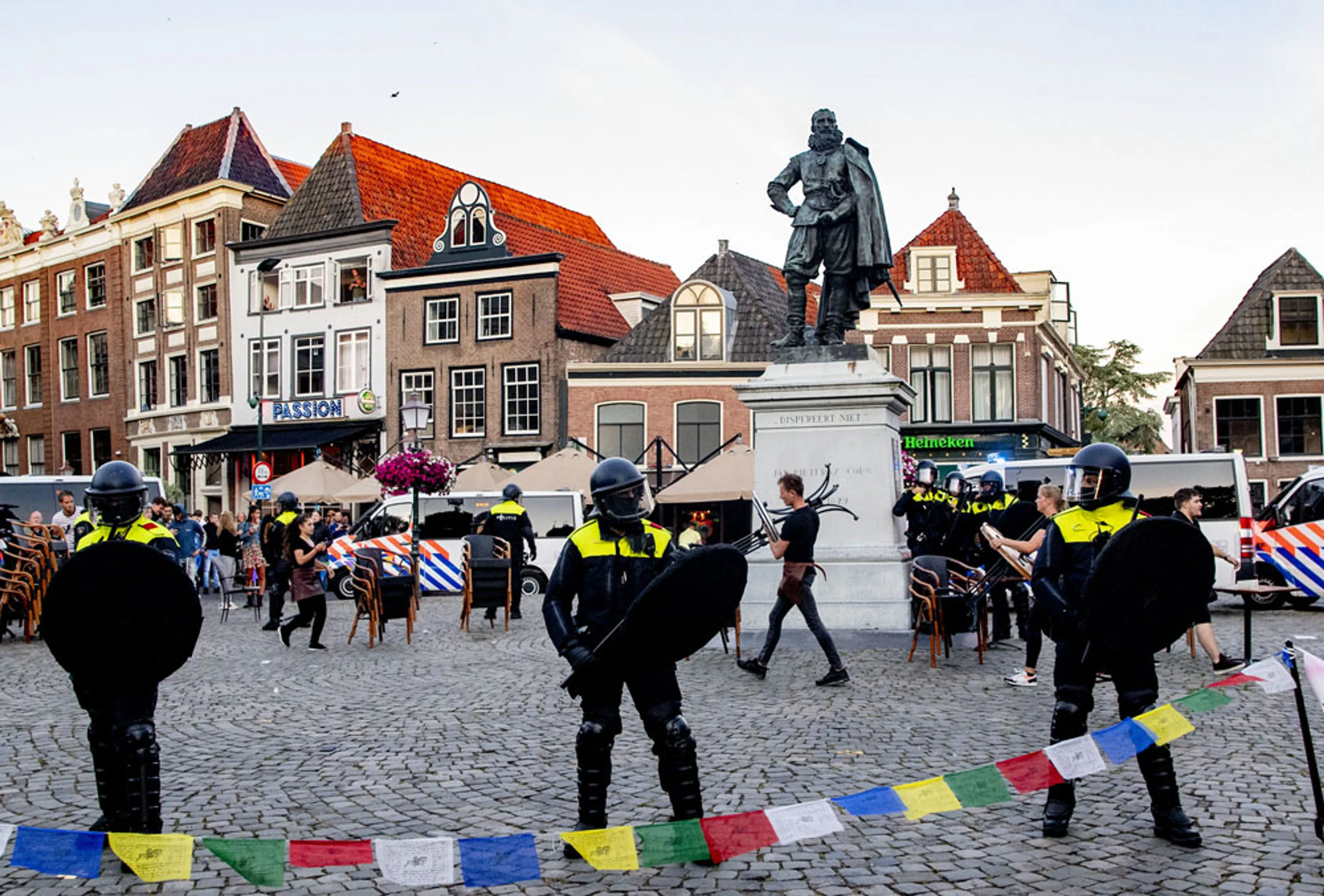 Moeten standbeelden van koloniale grootheden worden neergehaald?