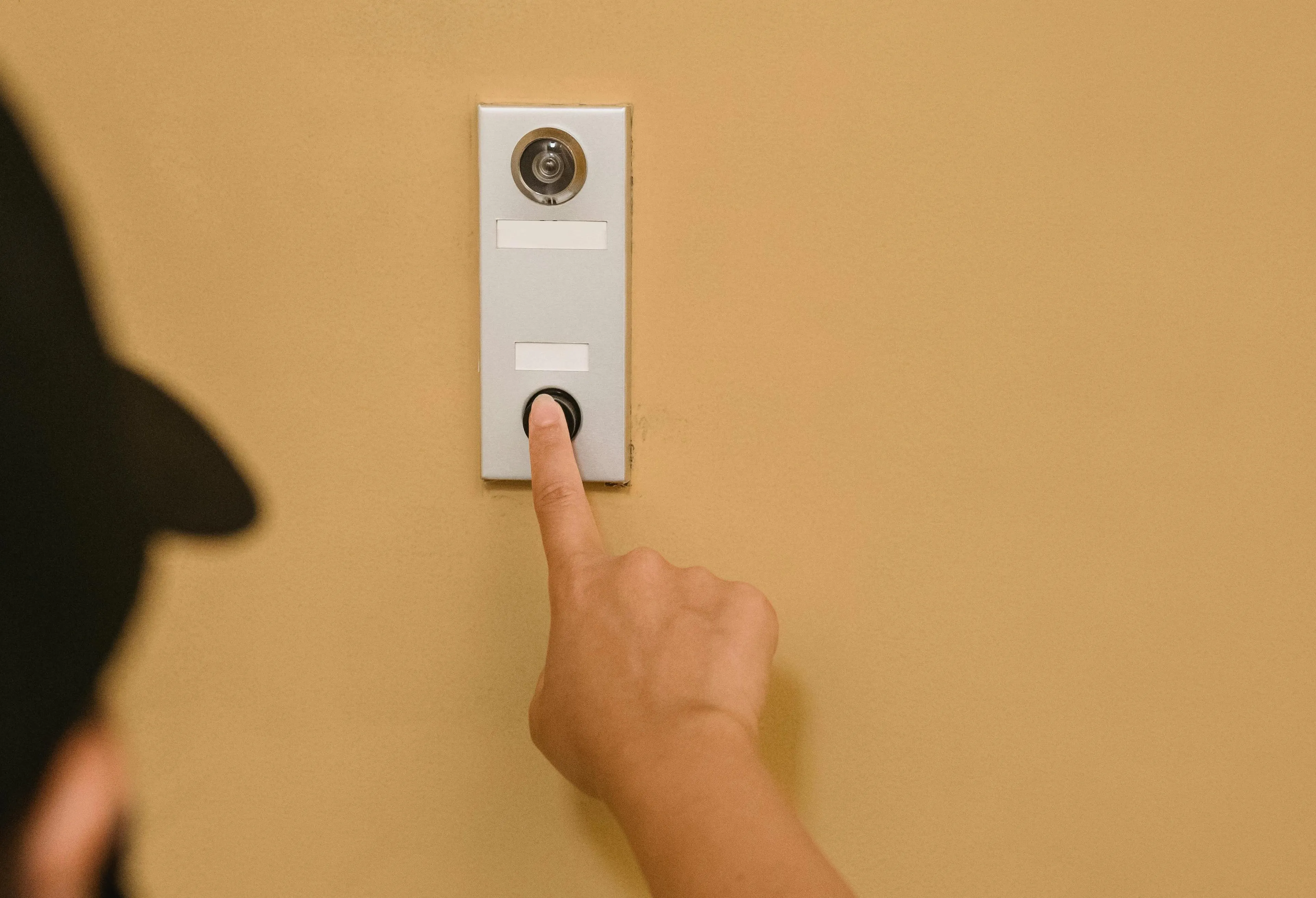 Het kan zomaar zijn dat jouw deurbel met camera illegaal is