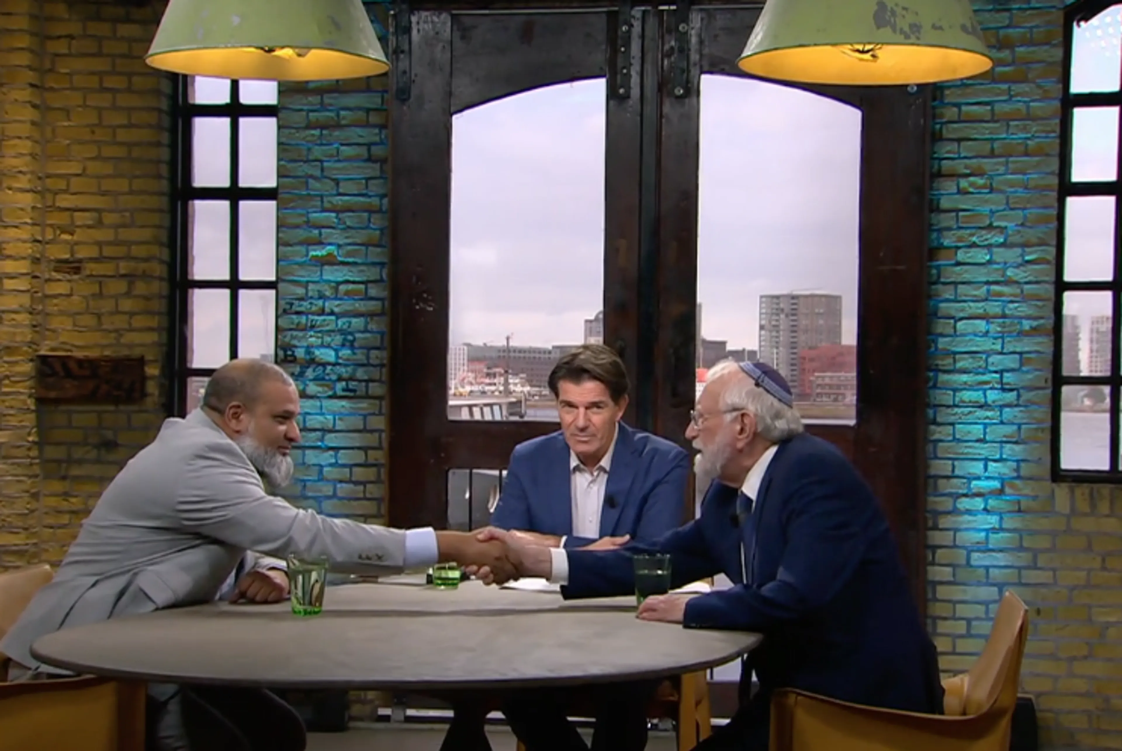 Imam en rabbijn reiken elkaar de hand in Buitenhof