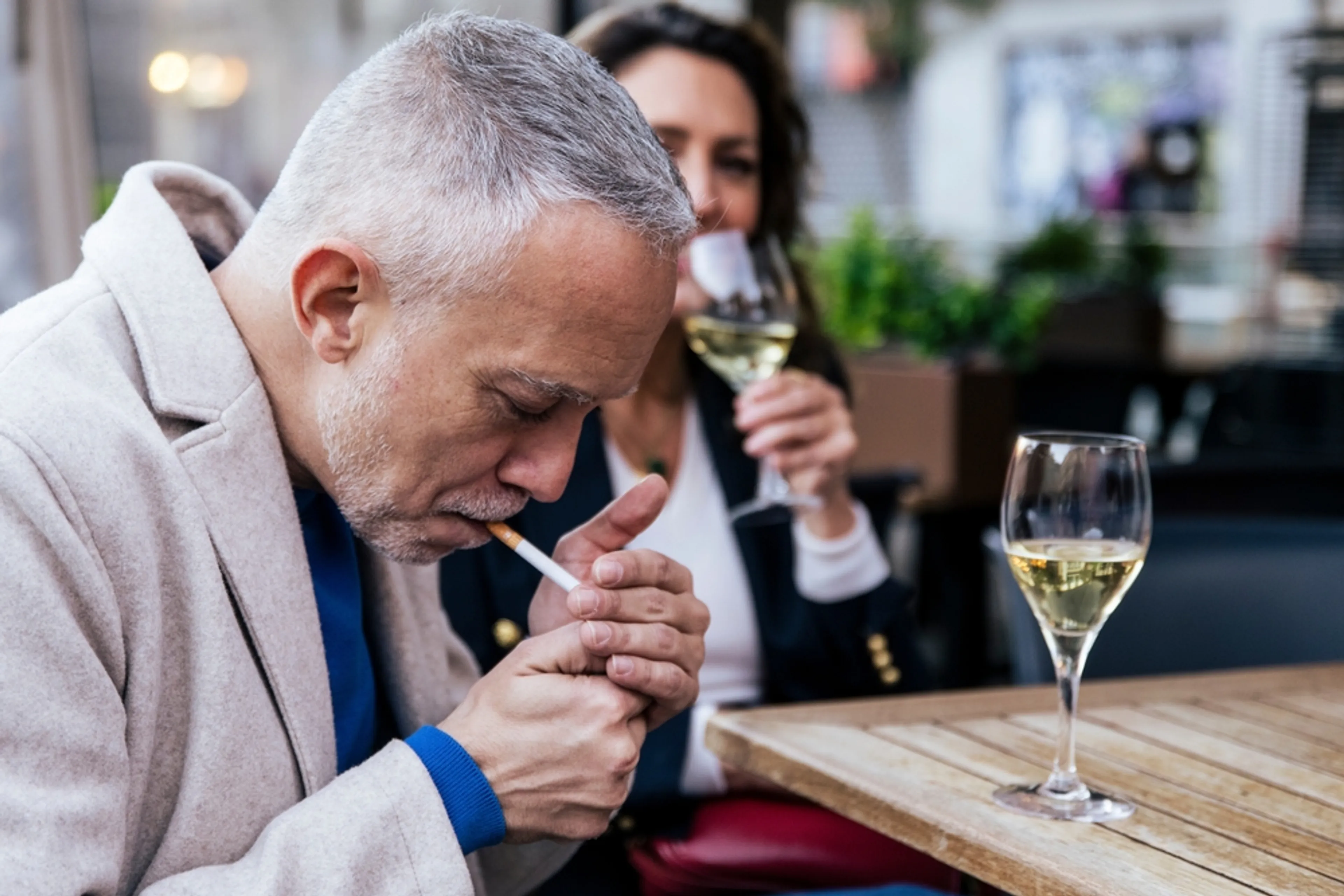 Moeten rokers geweerd worden van het terras? 'Rookverbod zou doodsteek betekenen voor mijn café'