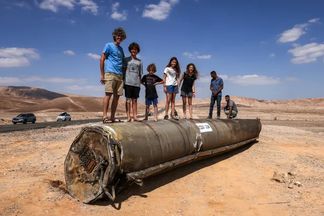 Israëliërs staan op neergekomen raket na raketaanval Iran.