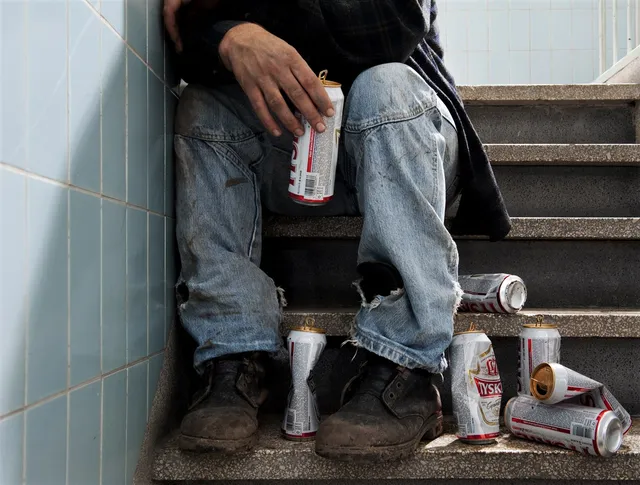 Waarom slingert Rotterdam zijn daklozen massaal op de bon?.