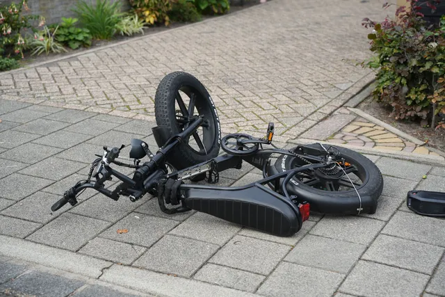 Een fatbike op de grond na een zwaar ongeluk.