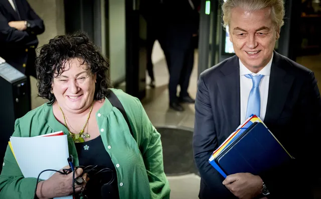 Geert Wilders van PVV en Caroline van der Plas van BBB lopen samen na een gesprek over de kabinetsformatie.