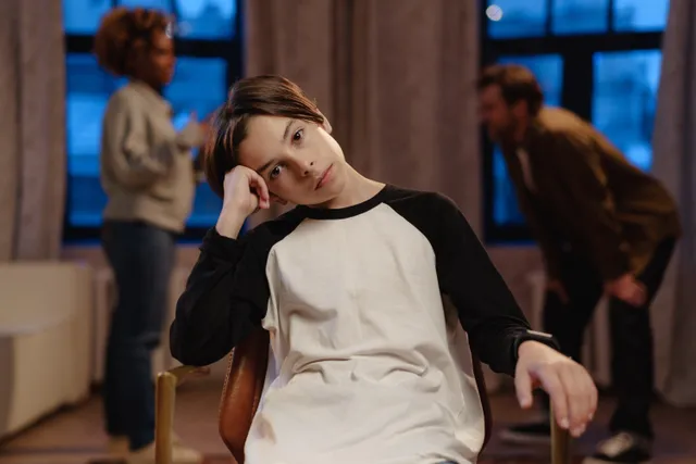 Kind is boos en verdrietig thuis, onveilige omgeving. Je ziet ouders ruzie maken, hebben te maken met psychische problemen of verslaving.