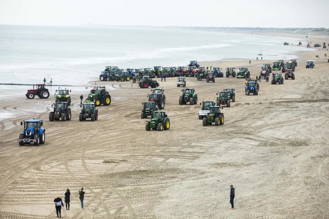 Tractors op het strand van Scheveningen.