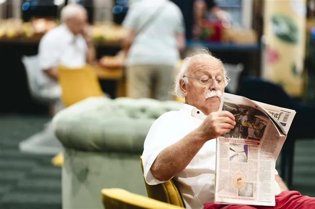 man leest krant - knarrenhofje.