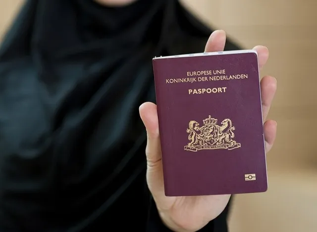 Mag je een migrant zijn paspoort weigeren als hij antisemitische uitspraken doet?.