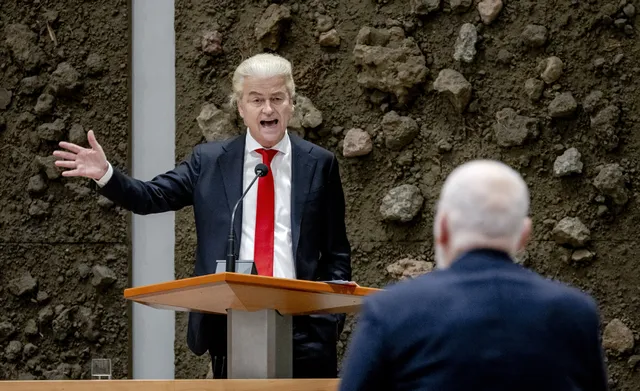 Geert Wilders en Frans Timmermans tijdens spoeddebat over geweldsuitbarsting Amsterdam in de Tweede Kamer.