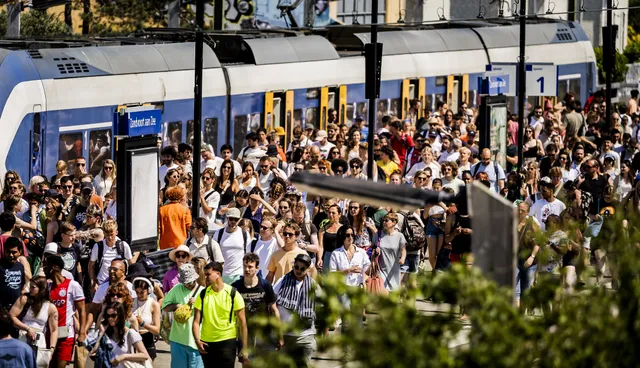 drukte bij de trein.
