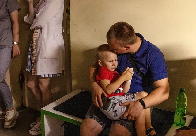 Oekraïense families schuilen tijdens in de kelder van het Ohmatdyt-kinderziekenhuis na een Russische raketaanval in Kiev. Bron: ANP Foto.