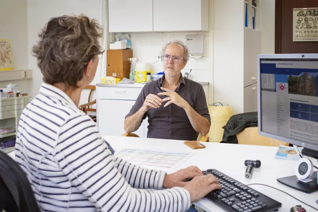 Onze zorgpremies worden steeds hoger. Is dat terecht, of betalen we allemaal onredelijk veel geld? In Dit is de Dag (EO) gaan Julian Bushoff, Tweede Kamerlid namens GroenLinks-PvdA, en Georgette Fijneman, bestuursvoorzitter bij Zilveren Kruis, daarover in gesprek.