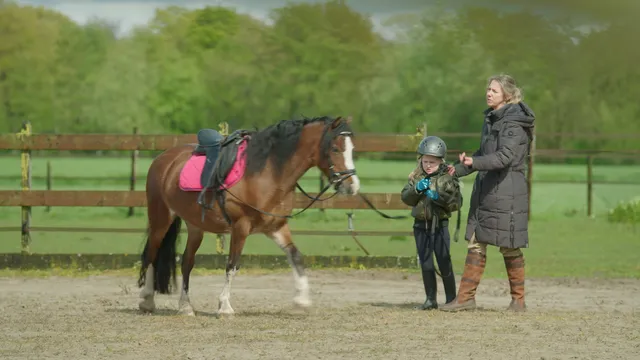 Vrouw en kind met paard.