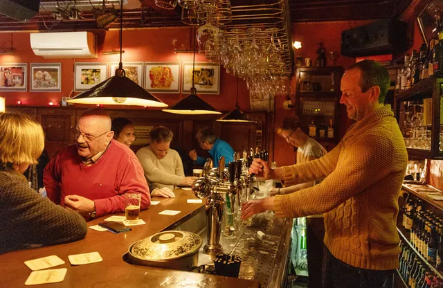 Een barman tapt een biertje in bruine kroeg Weemoed in Tilburg.