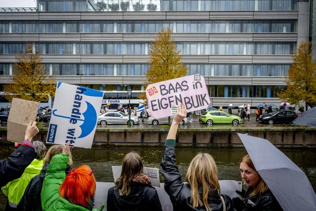 Demonstranten demonsteren voor abortus en baas in eigen buik.