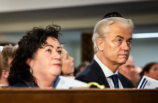 Caroline van der Plas (BBB) en Geert Wilders (PVV) bij de herdenking van de Hamas-aanval in de Rav Aron Schuster Synagoge in Amsterdam. Wilders zei op 7 oktober 2024 via X dat burgemeester Femke Halsema het 'land uit moet', omdat ze volgens hem onvoldoende ingreep bij pro-Palestijnse tegendemonstraties die diezelfde dag plaatsvonden. In Dit is de Dag (EO) reageert Van der Plas kritisch op deze uiting van Wilders.