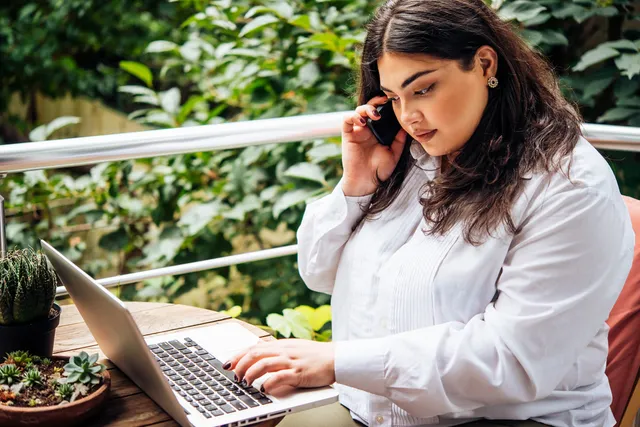 Een vrouw achter haar laptop.