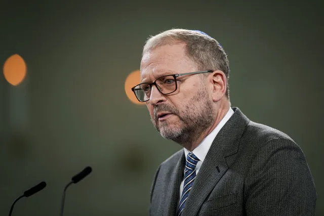 Emile Schrijver geeft een toespraak in de Portugese Synagoge tijdens de openingsceremonie van het Nationaal Holocaustmuseum. In het museum komt de geschiedenis van de Jodenvervolging in Nederland aan bod.