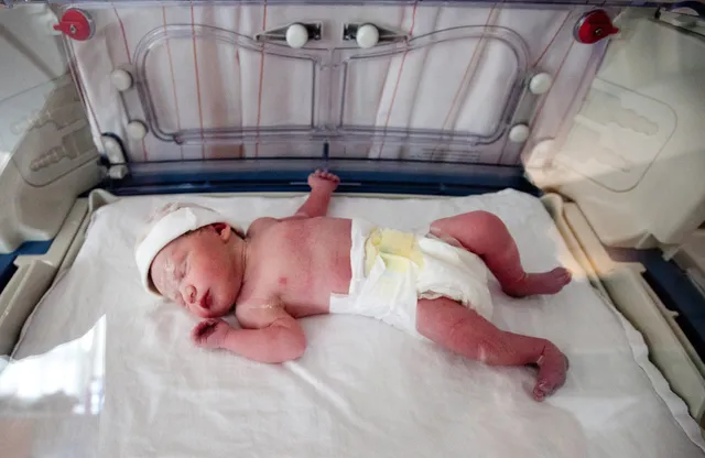 Baby vroeggeboorte in couveuse.