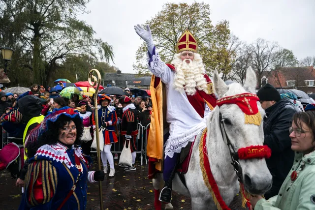 Sinterklaas op zijn paard bij een intocht.