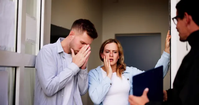 Schuldenaar spreekt met deurwaarder over incasso en beslag op woning.