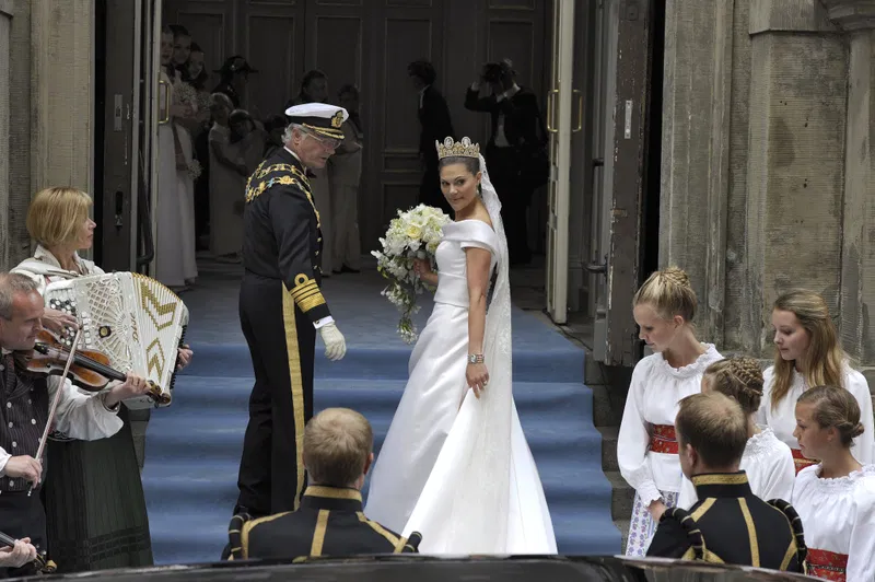 Foto: De Zweedse prinses Victoria werd tijdens haar trouwceremonie in 2010 naar het altaar gelopen door haar vader, Koning Carl XVI Gustaf.