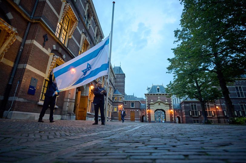 De Israëlische vlag hijsen als steunbetuiging: waarom kiezen gemeenten zo verschillend?