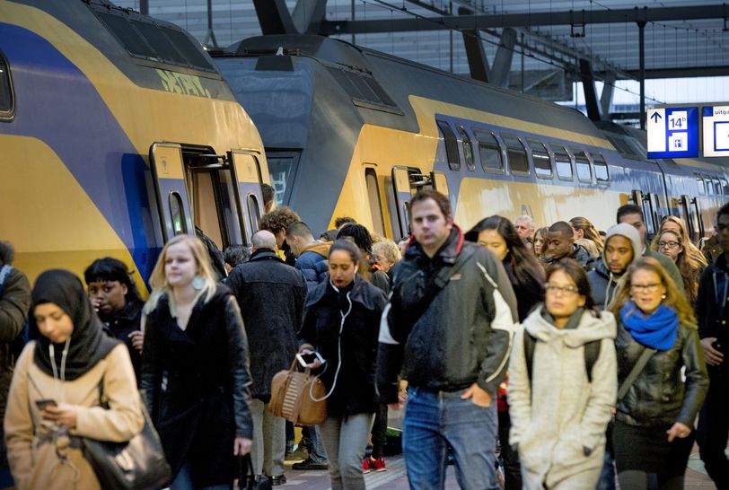 Als je in de spits reist ga je meer betalen: 'Discriminatie van treinreizigers met lage inkomens'