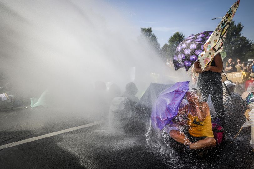 Verbod op waterkanon bij A12-demonstraties? 'Het is gewelddadig, ik heb mensen om zien vallen'