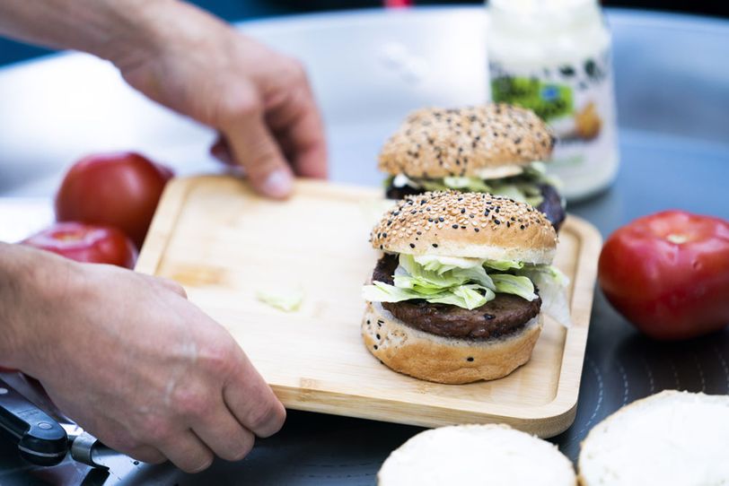 Vleesvervanger naast de hamburger in het schap: goed plan of verwarrend?