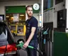 Waarom is benzine tanken zo duur?