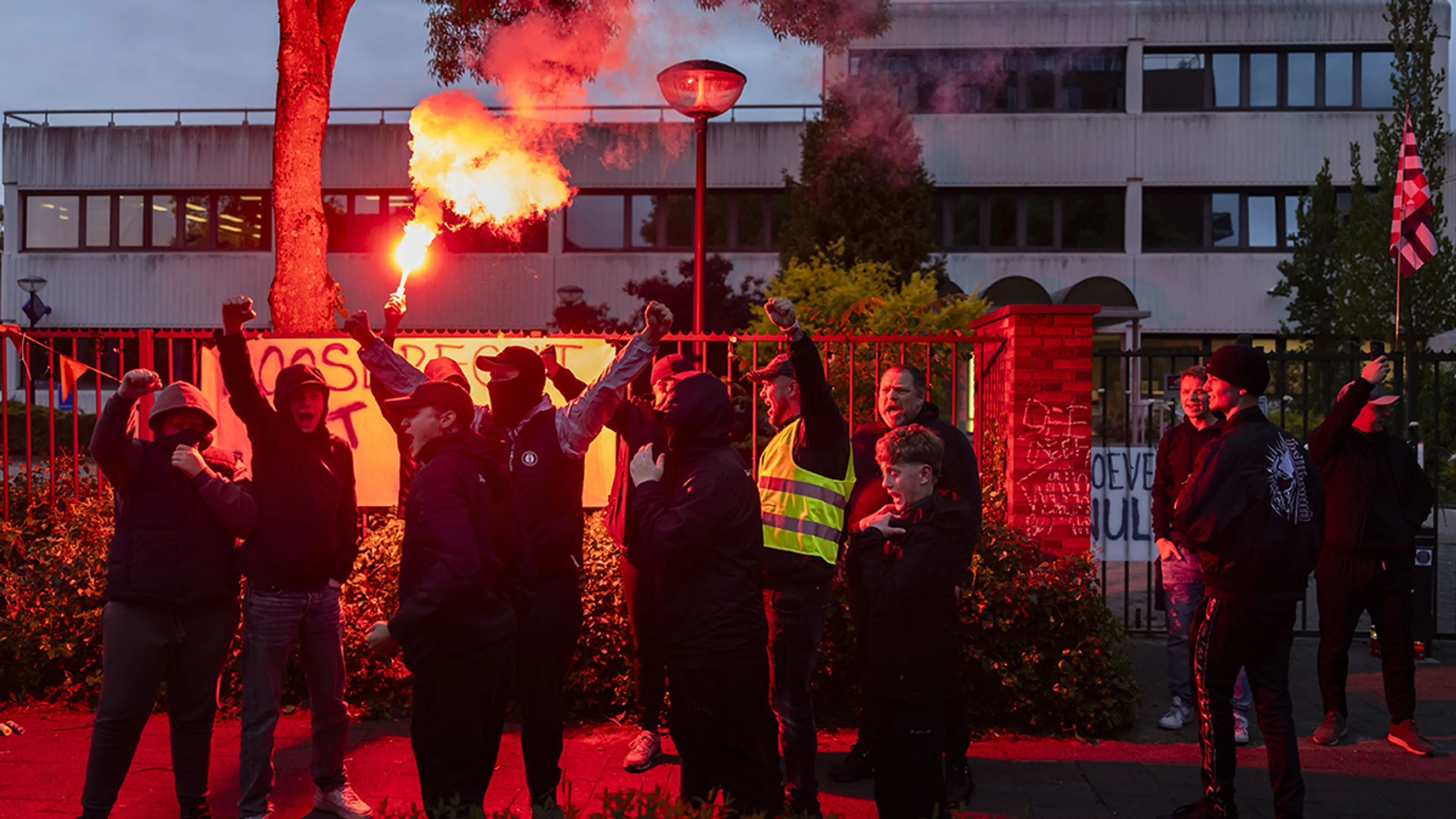 Moet je altijd met iedereen in gesprek gaan? Asielprotesten Loosdrecht