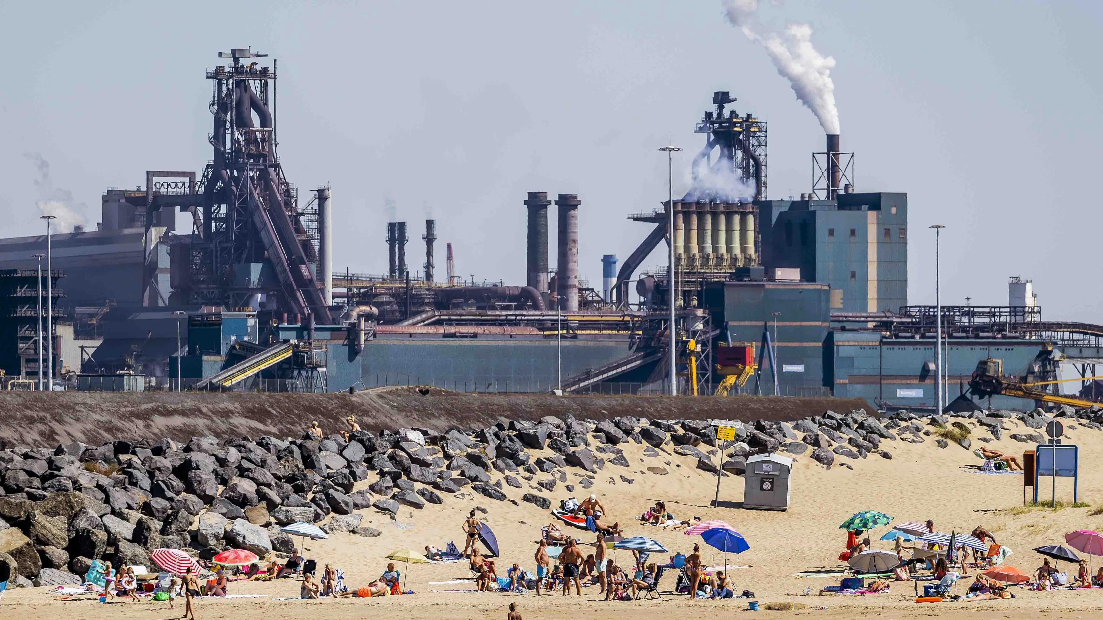 Tata steel IJmuiden strand en fabriek